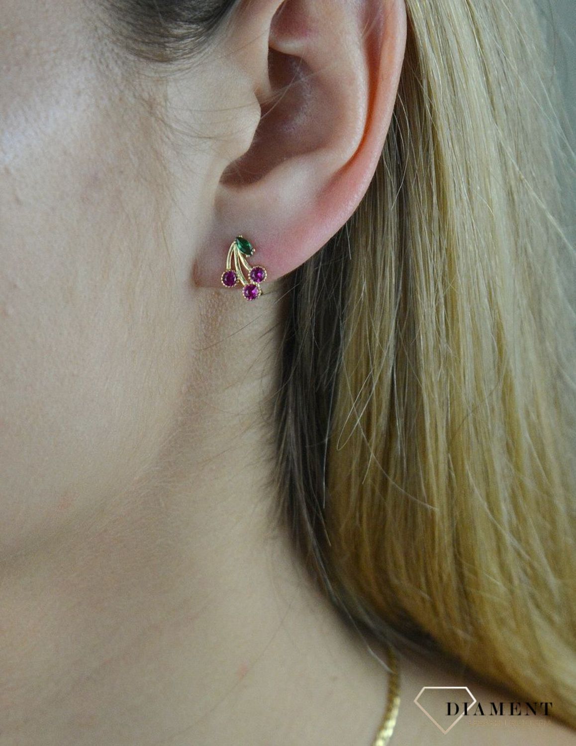 Złote kolczyki dla dziewczynki 585 'Czerwone wisienki' KL 11195. Złote kolczyki dla dziewczynki. Złote kolczyki dziecięce. Złote kolczyki owoce. Złote kolczyki dla dziecka. Złote kolczyki na prezent. Złote kolczyki z cy.jpg